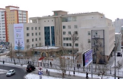 Хорвоод мэндлэх үрээ эмнэлгийн гадаа хүлээж байсан аав нас баржээ 