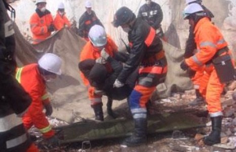 14 настай хүүхэд байрны дээврээс үсрэхийг завджээ