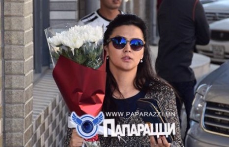 Жүжигчин Хулан хаагуур тансаглаж явна вэ