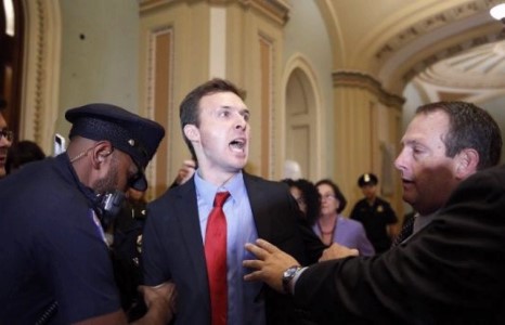 Трамп руу Оросын төрийн далбаа шидсэн хүнийг баривчилжээ