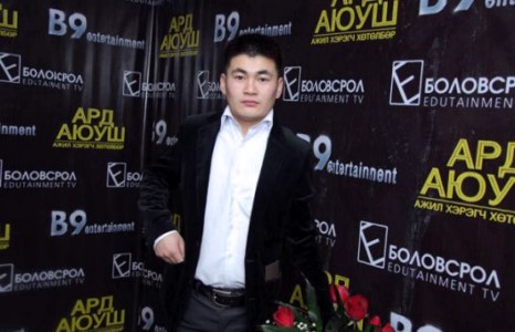  Хошин шогийн жүжигчин Л.Сөрөлт ”MINT” барны гадаа согтуу охидтой муудалцжээ