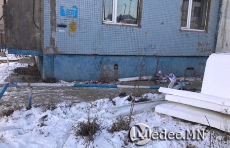  Бэхэлгээний шат голоороо хугарсны улмаас барилгын ажилчид доош унажээ