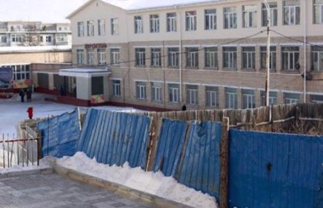 33 дугаар сургуулийн хажууд олгосон газрыг хүчингүй болгохоор мэдэгдэх хуудас хүргүүллээ