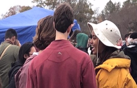 Обамагийн охин олны өмнө нэг залуутай үнсэлцжээ