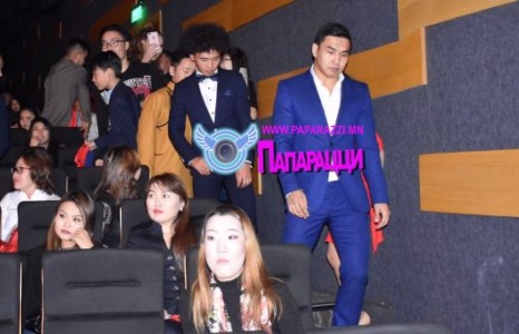 Олон охидын сэтгэлийг хайлуулж яваа залуу гэнэ дээ