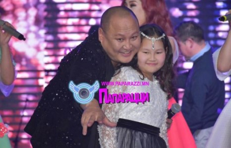  Хамтдаа хайрыг түгээж байна