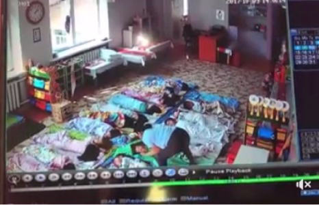 Цэцэрлэгийн багш ангийн хүүхдээ ”бүтэж үх” гээд хөнжлөөр нь бүтээжээ