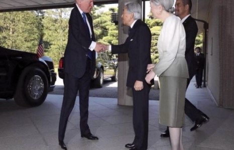 Трамп эзэн хааны өмнө бөхийсөнгүй