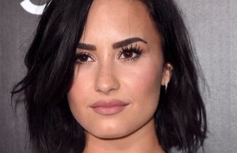 Дуучин Дэми Ловато хөхний даруулганаас татгалзав