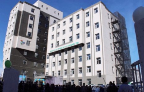 Жирэмсэн эмэгтэйг доромжилж өрөөнд хорьжээ