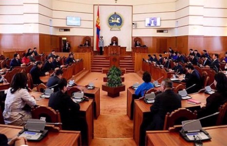 Төрийн алба хаагчдын 300 мянгыг хоёр хувааж олгоно