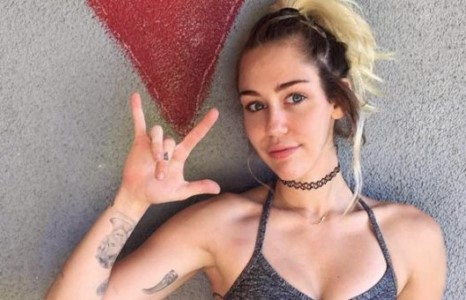 Майли Сайрус жирэмсэн гэдгээ нууцлаад байна уу