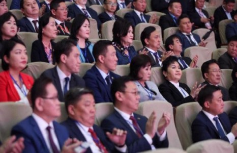 АН-ынхан МАН руу чулуу шидэж эхэллээ