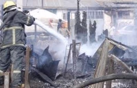 Гурван хүүхэд гэртэйгээ хамт шатаж нас барсан байна