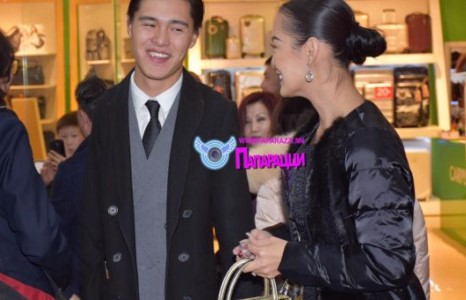 Салбар бүрт хүч үзэж яваа бүсгүй