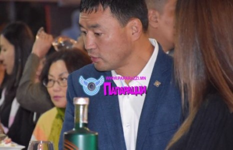 Олны хайртай аваргаас олон хүүхэн сольсон эрлэг рүү