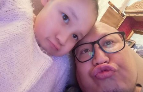  Тэнгэрийн оронд байгаа ээждээ зориулж тэрлэсэн шүлгээ дуу болгон аавтайгаа дуулна