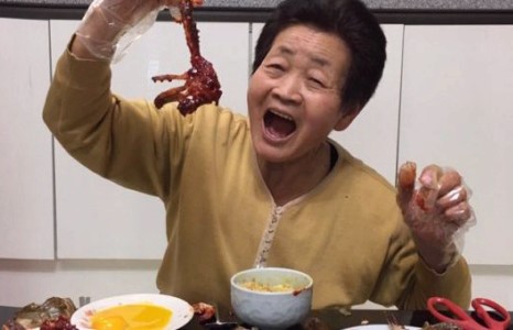 YouTube-ыг шуугиулж буй 77 настай эмээ