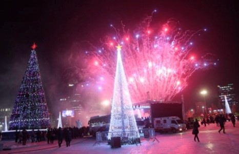 Төв талбайн сүлд модны гэрлийг асаалаа