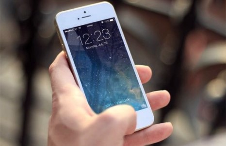 iPhone-ын хурдыг удаашруулдаг байсан хэргээр Apple-ийг шүүхэд өгчээ 