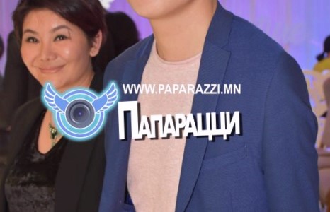 Мөнгөлөг гэргийтэй модель залуу