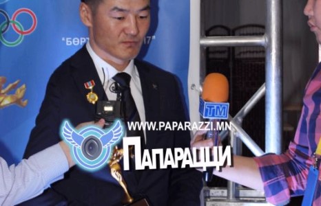 Цомоо гарнаасаа салгахгүй элгэндээ наагаад л явна даа