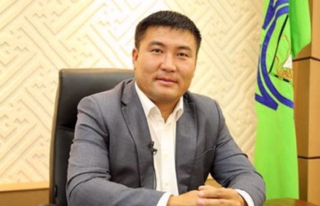 Ийм хүн Газрын албыг гартаа атгасаар байх уу?