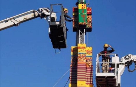 Лего цамхаг сүндэрлэж байна