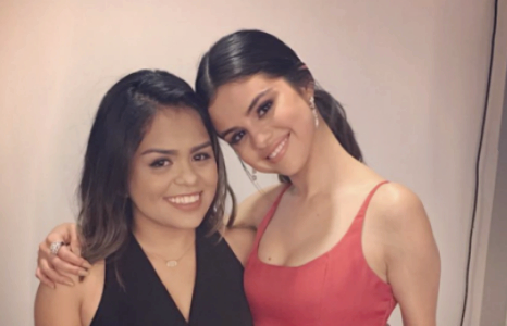 Дуучин Селена Гомез үеэлдээ хуримын даашинз бэлэглэжээ