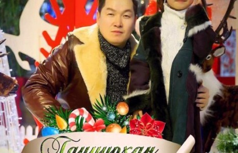 Дуучин Хүрэлээ охинтойгоо хамтран “Гацуурхан” дууг шинэчлэн дууллаа