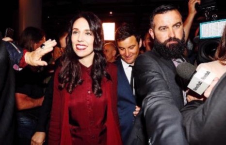 Шинэ Зеландын ерөнхий сайд жирэмсэн болсноо зарлажээ