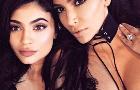  Кайли Женнер эгчдээ хүүхэд төрүүлж өгсөн үү?