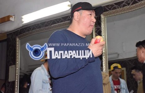 Баярмагнай Мобикомыг хараав