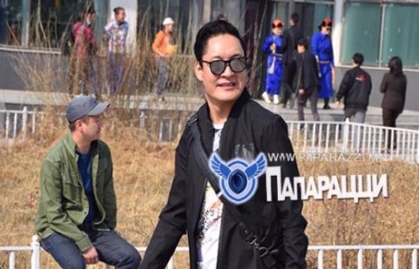 Бархүү охинтойгоо уулзана