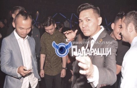 Энэ Анхаа бас яах гээд байна