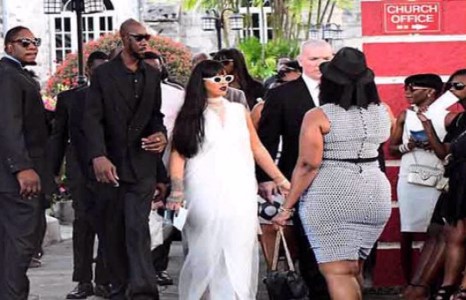 РИАННА ДҮҮГИЙНХЭЭ ОРШУУЛГАН ДЭЭР ЦАСАН ЦАГААН ДААШИНЗТАЙ ИРЖЭЭ