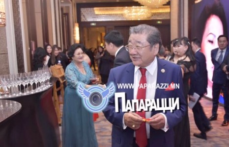 Анхны ерөнхийлөгч алдарт гэргийтэйгээ