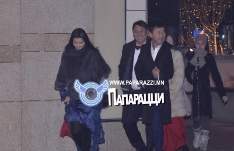 Даашинзынхаа хормойд түүртсэн бүсгүй