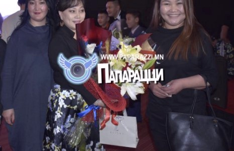 Энэ хүн жирэмсэн юм биш биз