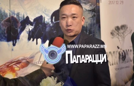 Камерын өмнө ”алаад” өгдөг нэгэн