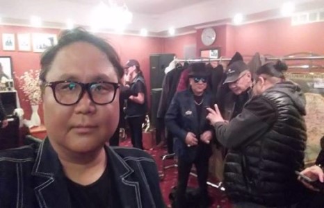 Д.Дарханбат хамтлагийн залуусаа бөгс долоогч гэлээ