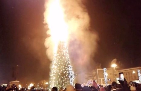 Оросын Шакалинскт гацуур мод шатжээ