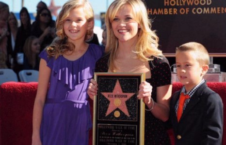 Риз Уизерспун “Алдарын од”-оо цэвэрлэжээ