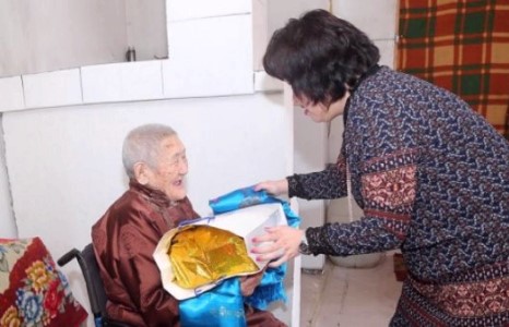 Хотын дарга 98, 99 настай ахмадуудад хүндэтгэл үзүүллээ