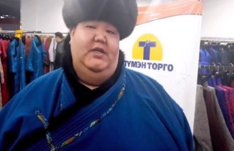 Бондгор 21 ээжид өөрийн гараар дээлээ бэлэглэсэн байна