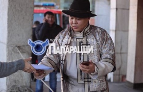 Цоомоо эр хүнд дурлажээ