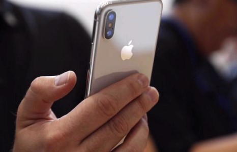 Сүүлийн улиралд Apple цөөн iPhone зарсан ч орлогоо өсгөжээ