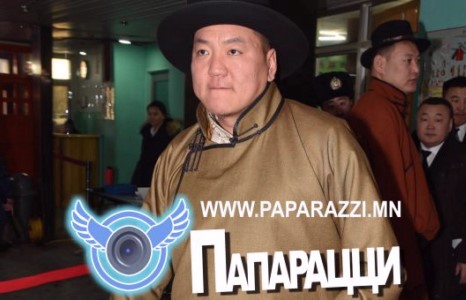 Эрхэмбаяр хос дээлээ өмссөн ч хосоо орхиод иржээ