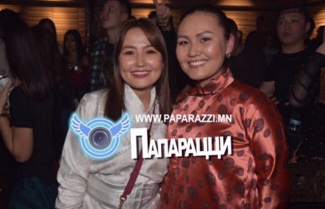 Өдөн дэр шоудаж явна