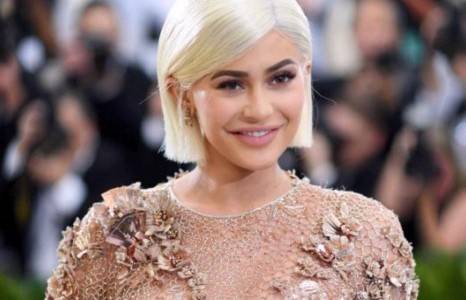 Кайли Женнер “ийн бодлогогүй үйлдэл Snapchat”-ыг алдагдалд ОРУУЛЛАА